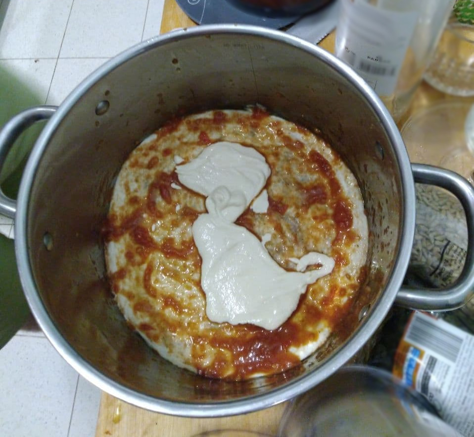 Filling the pot with layers of tortilla.